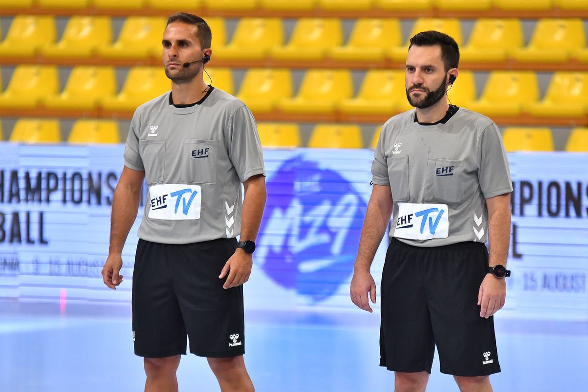 Fbmcv's tweet photo. @msoriafabian nombrado árbitro europeo 🇪🇺

Junto a @davidmonjo2803, la próxima temporada dirigirán en partidos de la @EHF_Activities 🤾🏼

Conoce cómo afrontan este reto internacional ℹ️
👉🏼 https://t.co/gO5EOjc54i

#️⃣ #ComunitatDelHandbol https://t.co/RGnce67aTy
