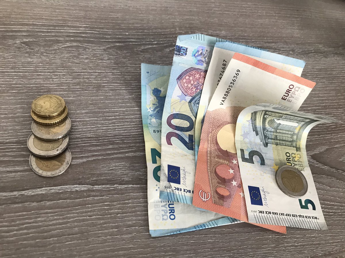 ACamiloR's tweet photo. En la parte de la izquierda se ve el salario minimo diario en Colombia en euros. En la parte derecha el salario mínimo en Holanda en euros. ¿A lo bien vamos a seguir votando por los mismos de siempre en 2022? #RenovemosElCongreso https://t.co/zm08nWyupe