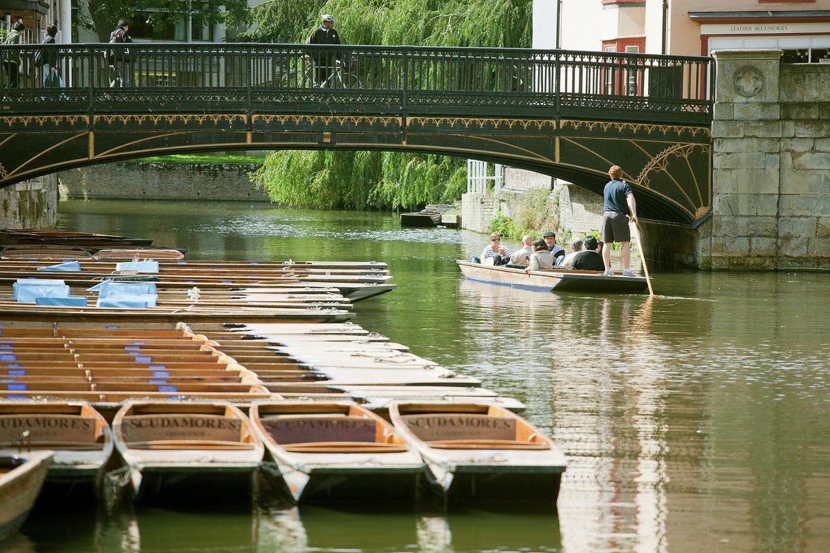 Residents at Great Kneighton are ideally located near the centre of #Cambridge. Whether you want to #punt down the #RiverCam, visit the #farmersmarket or grab a bite to eat, there's something for everyone. To find out more, visit: bit.ly/3jKOasF