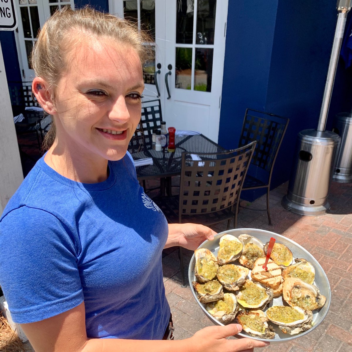 slicklipsseafd's tweet photo. Join us for a dozen today! 😊
•
•
•
Do you like your oysters fried, chargrilled, or fried?! Let us know in the comment. ✨
•
•
•
#slicklipsseafood #slicklips #yum #delish #sun #eatlocal #oysters #smiles #lunchvibes #baytownewharf #baytownesummer #florida https://t.co/XBmLsWJ00j