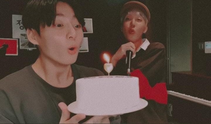 Peachyquinn_'s tweet photo. Ladies and gentlemen The cake- 🍰 https://t.co/Rzbh2LZkOn