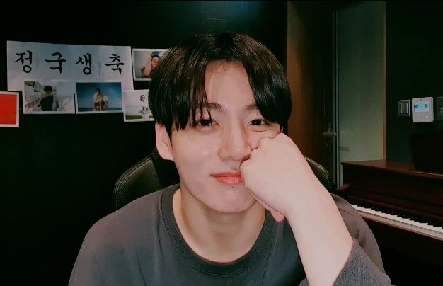 Estaba en clase de Inglés puse es celular debajo de la mesa y lo empeze a mirar en fin aca tienen las evidencias hay prioridades y es jk o nada <3♡ #HappyBirthdayJungkook #JUNGKOOK #JungkookDay porfi si pueden darle retwitt gracias ♡ @BTS_twt