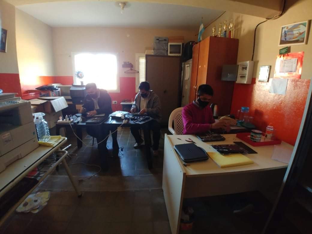 EducacCatamarca's tweet photo. El equipo de Innovación Digital Educativa de la Dirección de Programas Educativos, realizó un encuentro de “Formación Docente de Inicial Digital-Educación Digital Programación &amp; Robótica”, destinado a docentes, directivos y supervisores del nivel inicial.
https://t.co/2WWuoUy5hi https://t.co/cB0GQNFO4h