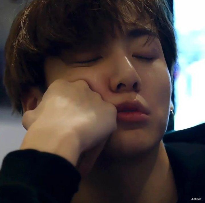 JellizaMay's tweet photo. Okay I'm gonna go to bed😪😴
Gnight💤

#HappyBirthdayJungkook 
#JKbirthday 
#HappyJKDay https://t.co/HsRNBPkYCl