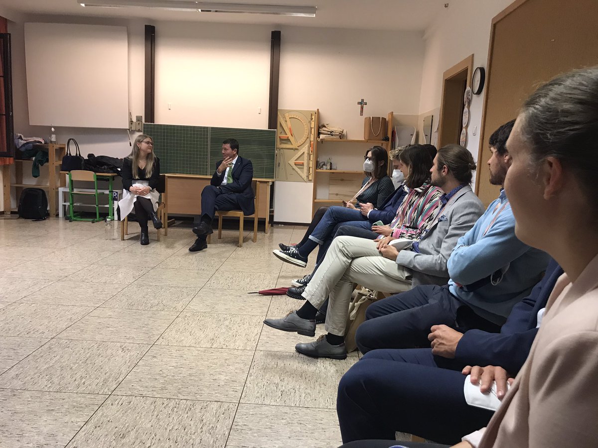<a href="/MartinSelmayr/">Martin Selmayr</a> in a late evening fireside chat with #EFA21 scholarship holders, kindly hosted by <a href="/senza__confini/">Club Alpbach Senza Confini</a>!