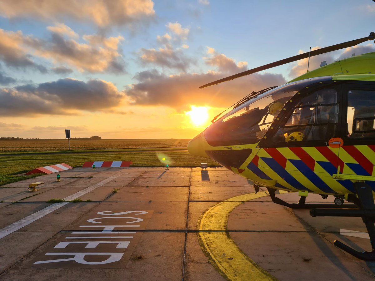 Een schitterende foto van de #Medic01 #ambulancehelikopter in het #avondlicht op #Schiermonnikoog (foto: Jess Wattimena)