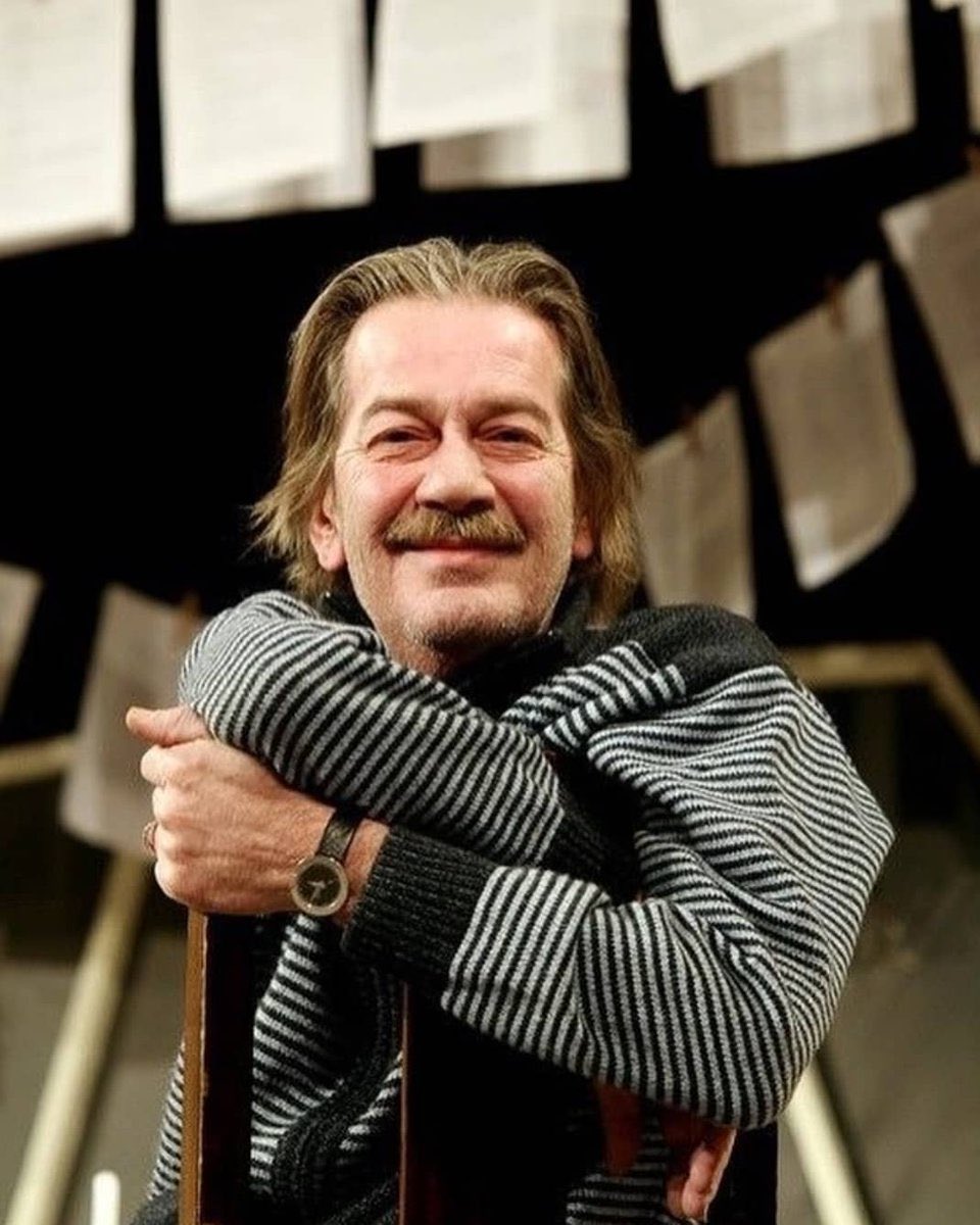 Hem dili mükemmel bilip kullanmak, hem de kendi dilini, kelimelerini yaratıp kabul ettirebilmek. Gerçek bir usta, emsalsiz bir düşünür ve bir sanatçı. Birer birer gidiyor güzel abiler. Nur içinde yat büyük usta #FerhanŞensoy