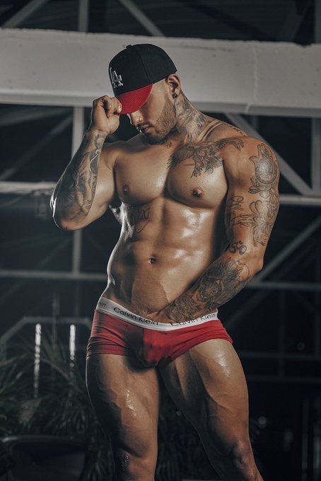 Oh how I wish I was that hand ?
Who else? @GregorWalsh 
#tuesdaymotivations #MuscleStud https://t.co
