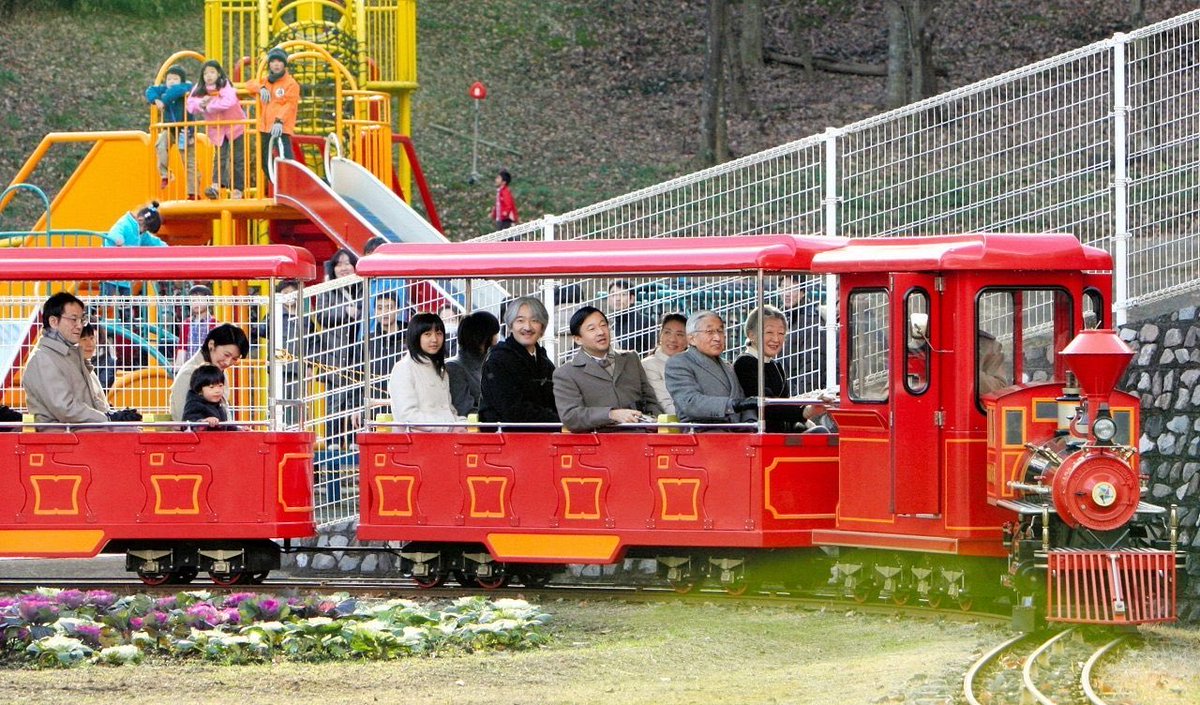 Shangri La10 上皇ご夫妻のご成婚50年の節目に こどもの国 神奈川県横浜市 へ黒田慶樹さん 清子さんご夫妻もお揃いで合流したことがある 天皇皇后とそのお子さま お孫さま方が屋外で勢ぞろいすることも珍しかった よりによって 愛子さま Shangri La10 上皇ご夫妻のご成婚50年の節目に こどもの国 神奈川県横浜市 へ黒田慶樹さん 清子さんご夫妻もお揃いで合流したことがある 天皇皇后とそのお子さま お孫さま方が屋外で勢ぞろいすることも珍しかった よりによって 愛子さま