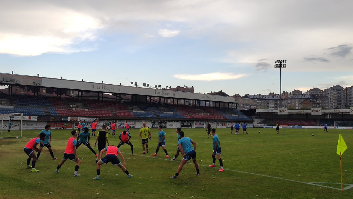 Ourense_CF's tweet photo. Hoxe pisamos de novo o 🌿 do Couto
Tras a ⛈️⚡☔
Pretempada #OUCF2122
#OurenseCF 🆚 @NogueiraSDR
🏟️ O Couto
Martes 31 agosto | 20:00
#CamiñoOUCF https://t.co/X3wvnxSA5q