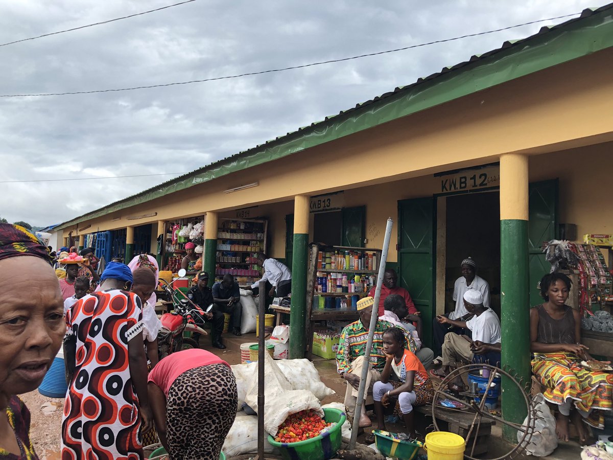 malado_kaba's tweet photo. Ce matin au marché « hangar » avec l’administrateur «tonton El Hadj Adonis « et les représentantes du comité de suivi du #FODEL de la CU de #Boké . Le #FODEL a permis quelques aménagements, dont j’examine la qualité. #développement #économique #local #gouvernance #redevabilite https://t.co/lBjPDC4C7k