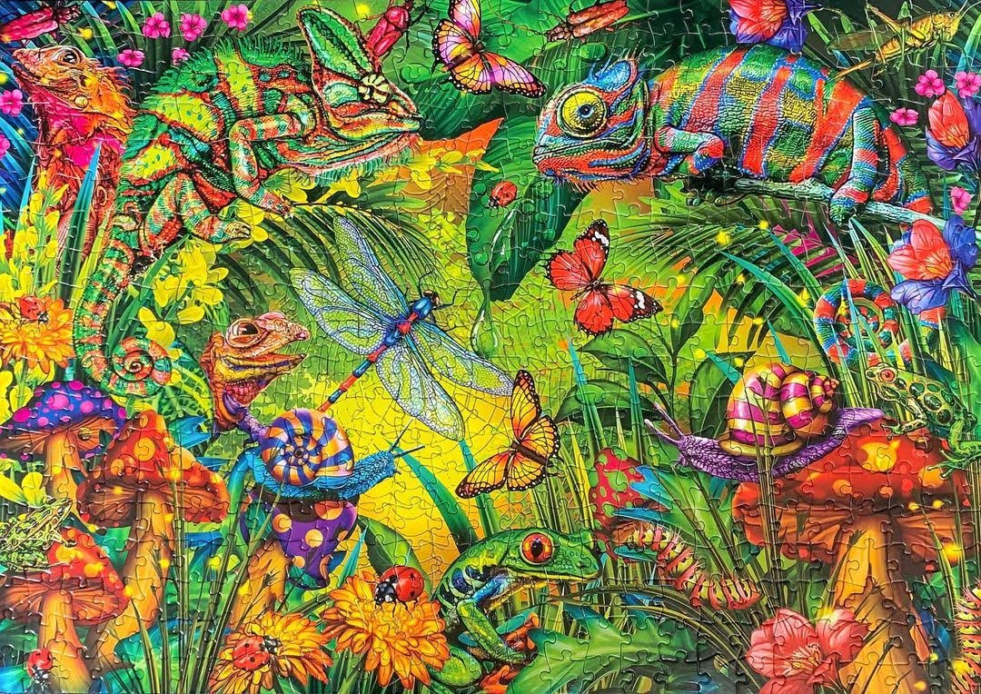 🦎 In this tropical rainforest, the unbe-leaf-ably bright colors of iguanas, butterflies, snails, &amp; dragonflies really pop against the greenery of the foliage.

📸: @puzzlesatoz on Instagram
🧩: Tropical Forest | Amazing Nature series | 500 pieces

#puzzles #nature #rainforest