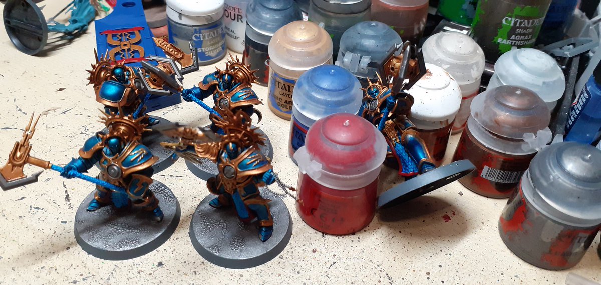 Motivation to get these lads done tonight was killed by looking over midway through painting to find the mace head on the right had just started sagging off the weapon haft??
#HobbyStreak #HobbyStreakDay1391 #WarhammerCommunity #AgeOfSigmar #StormcastEternals #LostLegionWargaming