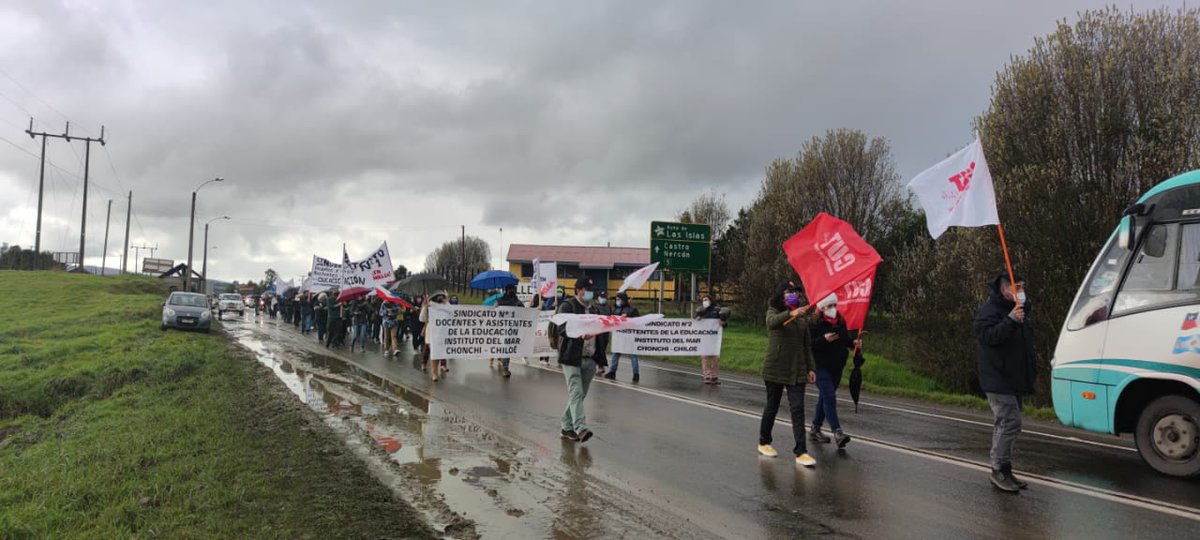 sindic1IDEMAR's tweet photo. Postales d la marcha de los paraguas realizada el día de hoy. #Vilupulli - #Chonchi #Chiloe  Q nuestro empleador @edmundog190 escuche nuestras justas demandas. Ya cumplimos 1 mes d huelga legal y queremos volver a trabajar #holachilelared 
@saracurumilla
@iranarcos
@ColegioProfes https://t.co/hNRmrjKxFs
