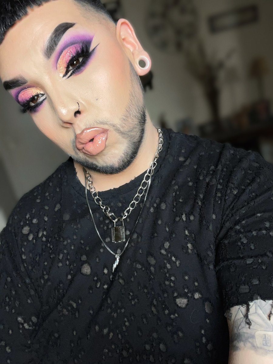 JVanity00's tweet photo. Summer vibez  @plouiseacademy @HankandHenry_us @sohllashes @LunarBeauty @OneSizeBeauty @ColourPopCo @artistcouture @MorpheBrushes @NARSCosmetics @juviasplace @NYXCosmetics @tatcha_v #tiktok #mua #cutcrease #RT #guysinmakeup #makeuplover #PrList https://t.co/ENoaaRqCai