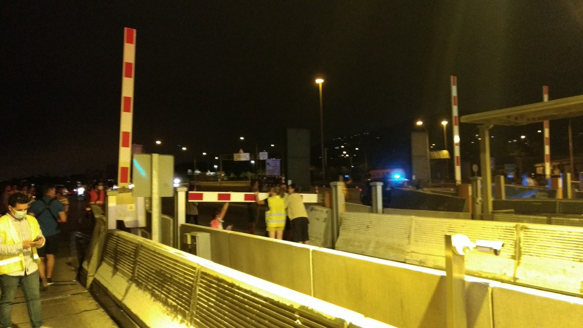 3CatInfo's tweet photo. Aquesta matinada, alguns veïns han desmuntat les barreres del peatge de la C-32 a Vilassar de Dalt https://t.co/WTZ6XtGQOm https://t.co/gSvDfmdYap