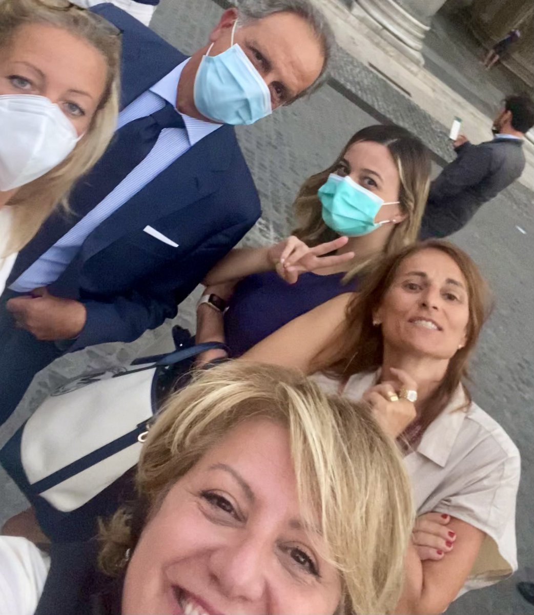 e_fontanella's tweet photo. Contro le aggressioni #novax subite dai colleghi giornalisti stasera sit-in delle associazioni stampa al Pantheon con il Sottosegretario all’Editoria Giuseppe Miles per difendere sempre la libera informazione. @giusmoles #SottosegretarioEditoria https://t.co/1kJAsLZIZF