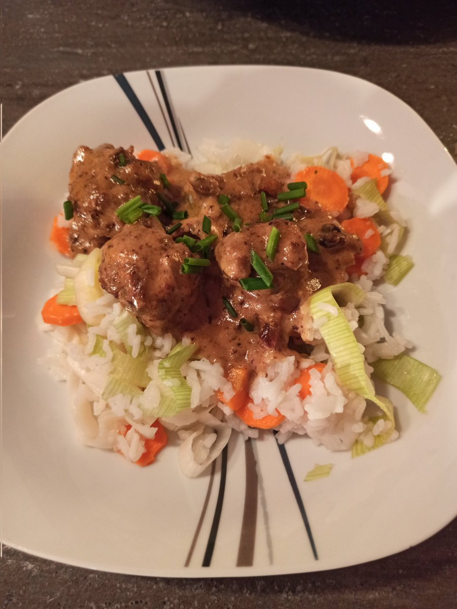 Heute haben wir im Stream Hackbällchen in Senfsoße mit buntem Gemüsereis gemacht 😊👩‍🍳