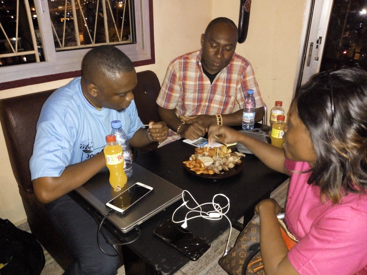 Le_TDK's tweet photo. Belle rencontre entre blogueurs à Yaoundé organisée par @BloggersCM pour le #BlogDay2021
Convivialité, rires, blagues et surtout blogging au menu des échanges
#DrinkAndTalkABC
#BlogDay237 https://t.co/DgAMGfdSPg