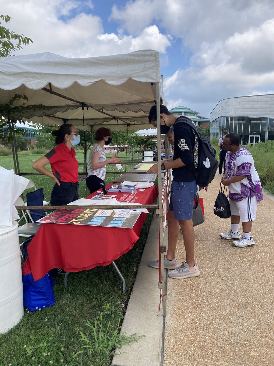 PatriciaZahn's tweet photo. Great @umsl campus resource fair! #engagedcampus #FoodTrucks Good to see people learning about UMSL. https://t.co/QsQyLn1Urn