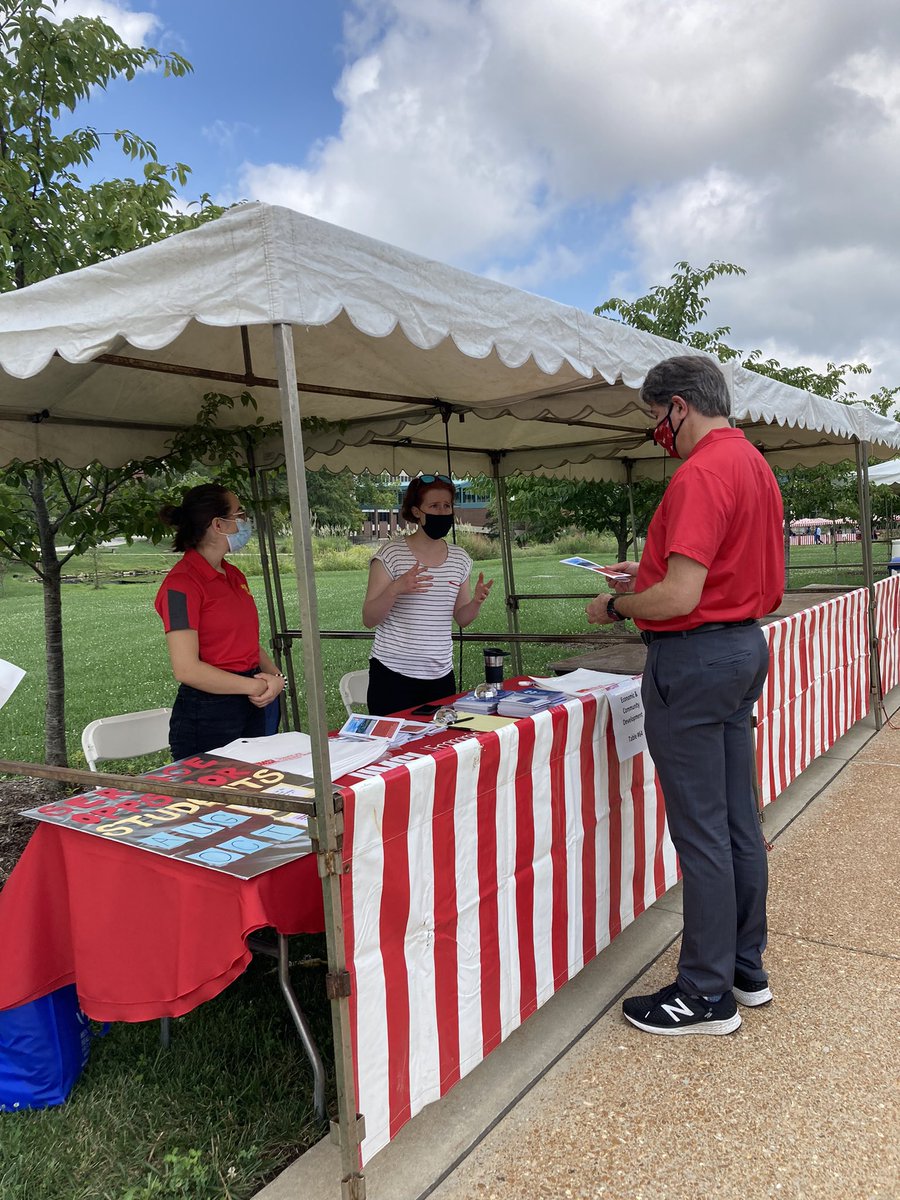 PatriciaZahn's tweet photo. Great @umsl campus resource fair! #engagedcampus #FoodTrucks Good to see people learning about UMSL. https://t.co/QsQyLn1Urn