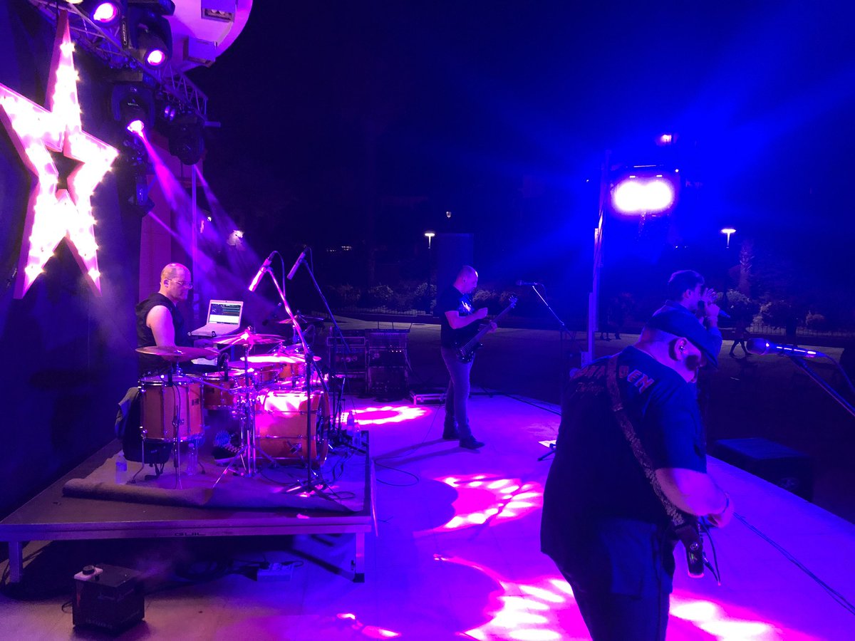 Mapsound's tweet image. El pasado sábado jugábamos en casa y que mejor que con #alsurdelossentidos de @felipecondeofi y su banda 

Gracias al @AytoVillafranca por apostar y contar con nosotros 

#culturasegura #concierto #music #cover #pop #rockandaluz #mapsound #light #sound #córdoba #andalucia