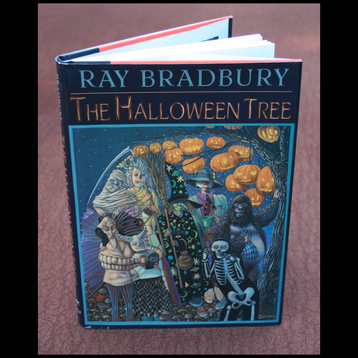 Who’s ready for some more #BradburyAnniversaries? Bradbury released Long After Midnight in August of 1976, S is for Space in August of 1966 and The Halloween Tree in August of 1972 We highly recommend adding these to your fall reading list 😉 #RayBradbury #BookAnniversaries