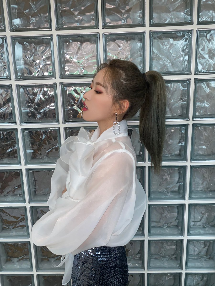 chadgmin's tweet photo. Aku sangat menyukai pakaian ku ketika sesi pemotretan kala itu, membuatku terlihat seperti boneka dengan hiasan pita besar yang cantik sekali. Apa aku sudah terlihat seperti boneka? 🕺🎀 https://t.co/2k5zNJbdyN