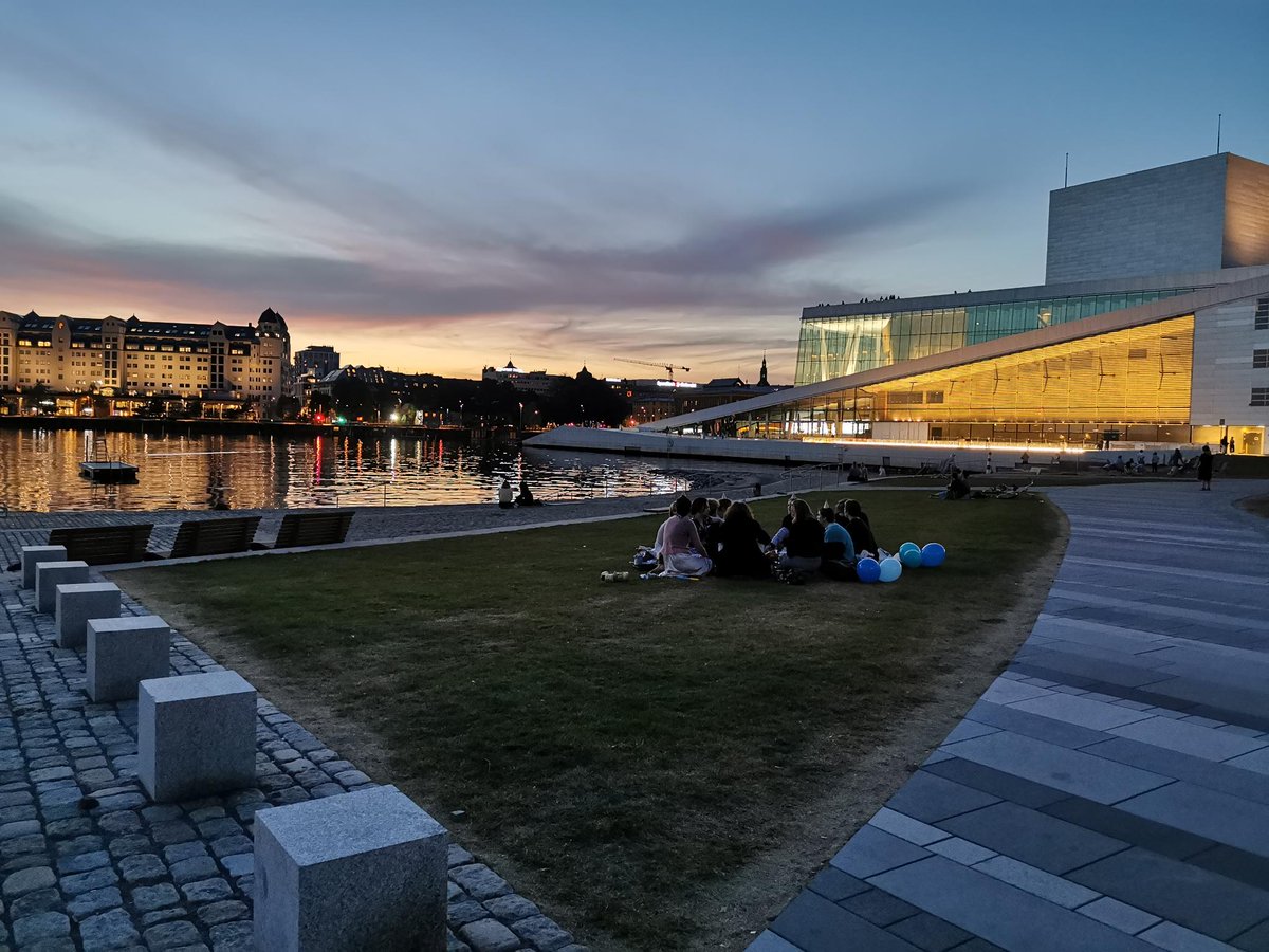 Oslopartiet's tweet photo. Gratulerer med dagen! 🎂

Hva er bedre enn å feire en stor dag med gode venner i det offentlige rom midt i en levende og levelig by?

Vi er så glade for at #Operastranda ble ferdig i tide for denne bursdagen, og at så mange nyter området hver dag! https://t.co/KBn5dtXJFa