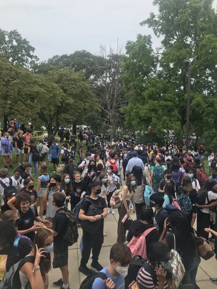The positive energy of the Central HS students has returned to our campus! ⁦<a href="/CHS1836/">Central Parents</a>⁩ ⁦<a href="/Centralalums/">CHSPhiladelphia</a>⁩ ⁦⁦@CentralHighPHL⁩ ⁦<a href="/PHLschools/">Philadelphia Schools</a>⁩ #Ringthebell