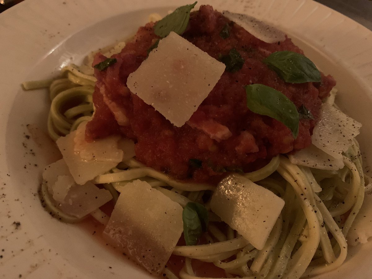 Scorpio1164's tweet photo. Laat, maar toch heerlijk vers gekookt.

#tagliolinibicoloreconspinaci #tomaat #rodepeper #gerooktespekjes #basilicum #parmigiano #gemalenpeper https://t.co/sk7asFeRZD