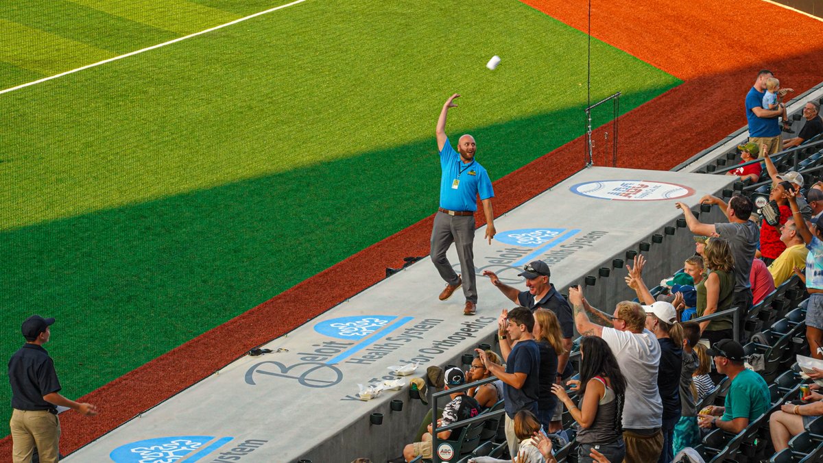 beloitskycarp's tweet image. One of our favorite between inning promos has to be the @Meridian_Direct T-Shirt toss! 

It’s amazing to see the whole seating bowl get on their feet and scream for a chance at getting a free t-shirt. 

What color should the shirts be next season??