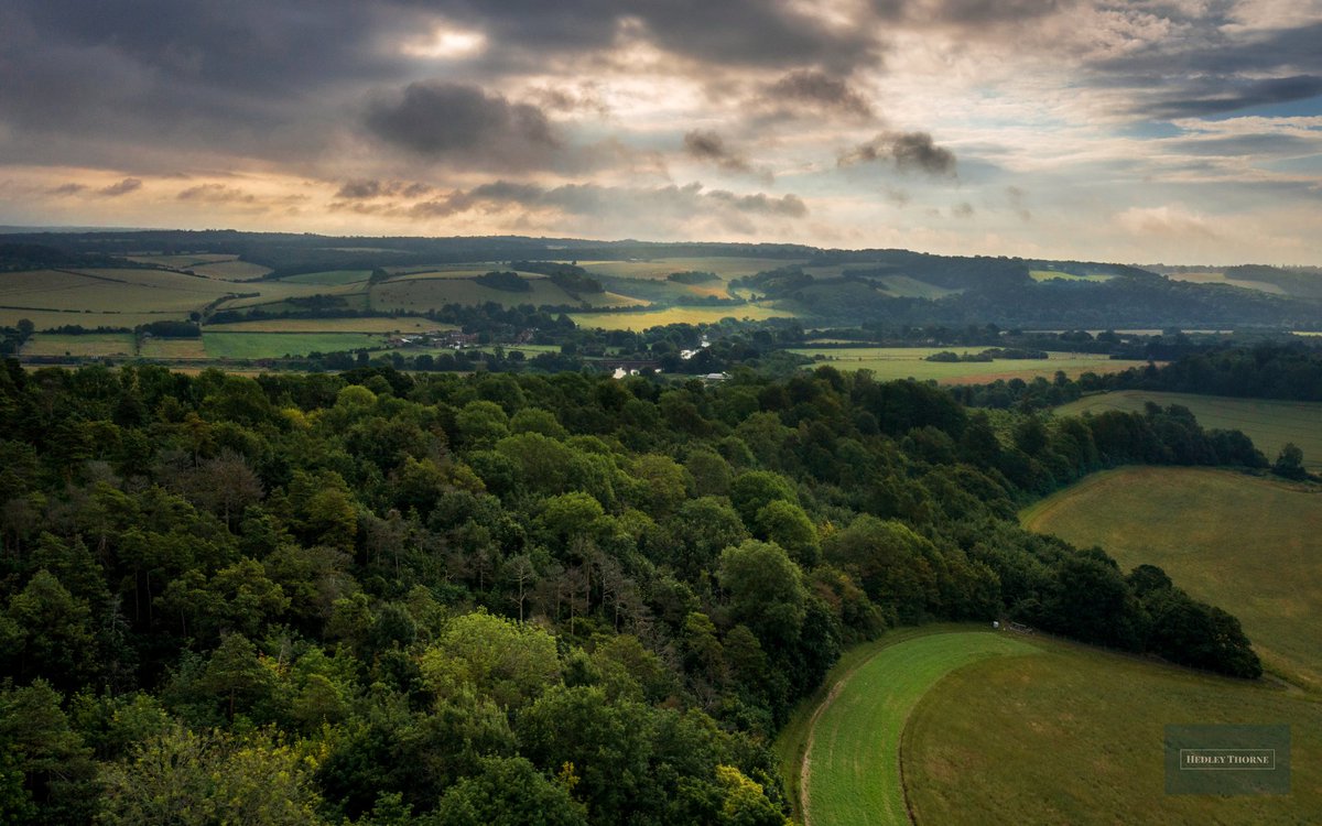 thorneh's tweet photo. The morning sunlight striking The Chilterns across the Goring Gap, where the Thames passes Hartslock Woods. #morning https://t.co/7g4rGLR61z