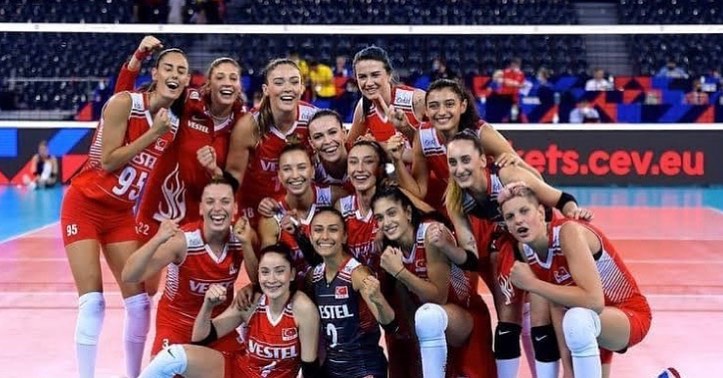 Avrupa Voleybol Şampiyonası'nda Polonya'yı 3-0 mağlup ederek yarı finale yükselen #FileninSultanları'nı tebrik ediyoruz..Tüm Türkiye tek yürek sizi