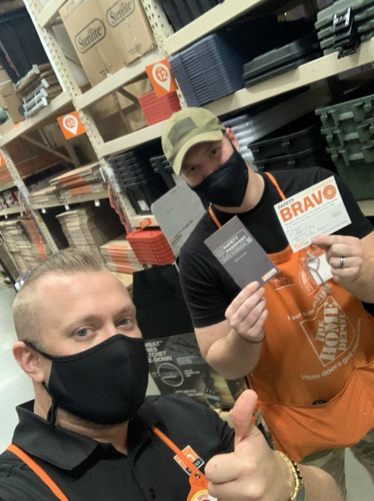 Catching associates with Safety Bravos on them at ST2211. Great Work Team! #D259SafetySelfie #SafetyselfieNP