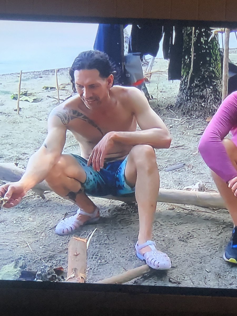 aissa_1510's tweet photo. Je trouve qu’on ne parle pas assez des claquettes de Teheiura  #KohLanta2021 https://t.co/N4os6lhxoP