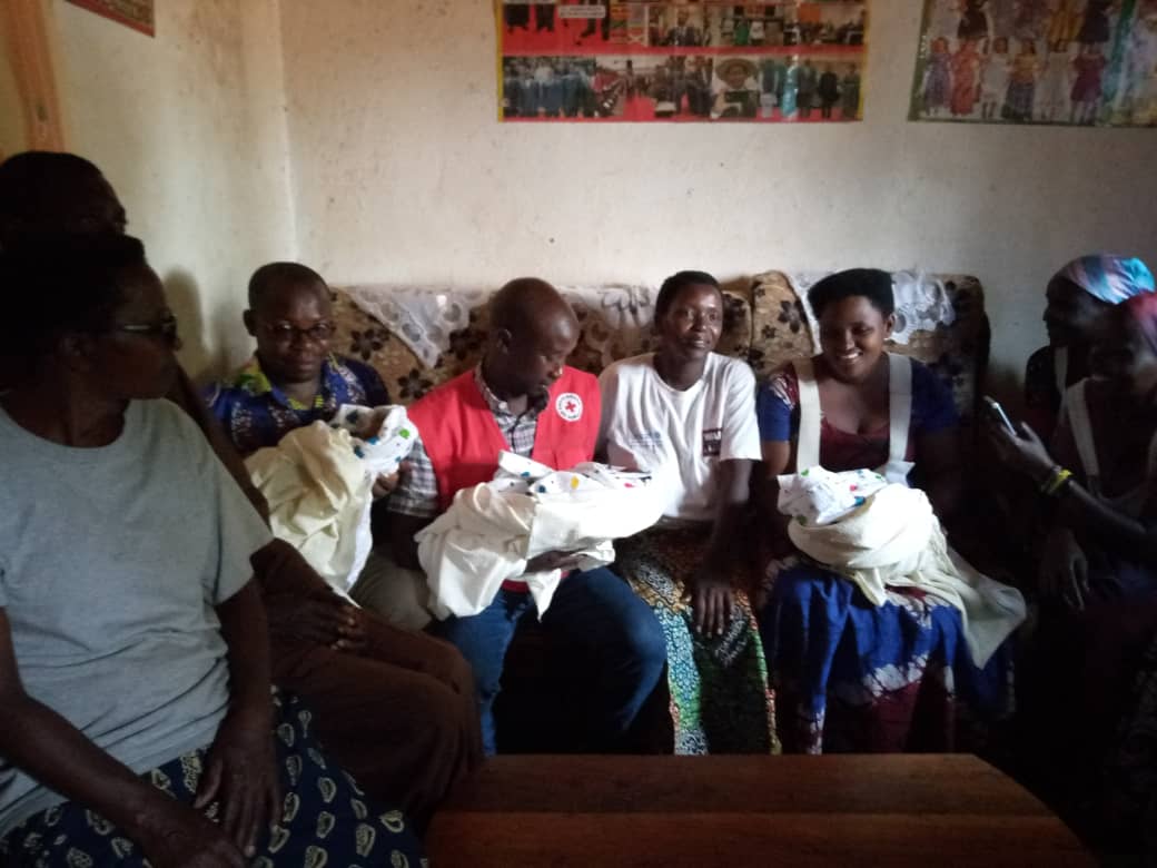RumongeProvince's tweet photo. #Burundi en collaboration avec le #DPDFS, les volontaires de la #croix rouge en province #Rumonge ont assistés ce 31/08/021une famille qui a mis au monde les triplets à #cabara et une autre qui a 4 enfants albinos à #mayengo. @MininterInfosBi @croix_rougebdi https://t.co/WgznCFCpCh