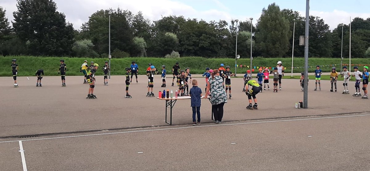 Dag 1 van de #skate4daagse is geweest. Een warming-up op de skates en daarna van start. De kinderen die zich hadden opgegeven voor de 5 km op de binnenbaan. De 10 en 15 km op de buitenbaan. Een leuke sfeer zo met elkaar. Op naar dag 2! #SIVZeist #sportiefzeist #skaten #schaatsen