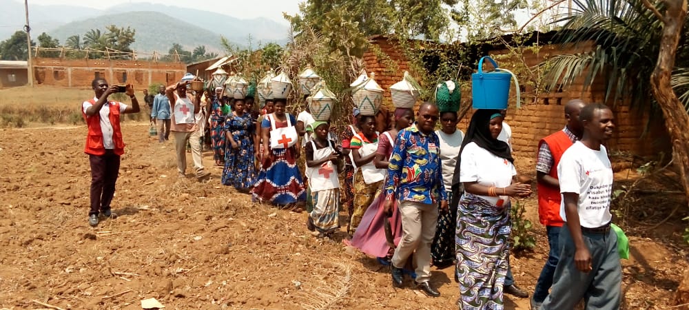 RumongeProvince's tweet photo. #Burundi en collaboration avec le #DPDFS, les volontaires de la #croix rouge en province #Rumonge ont assistés ce 31/08/021une famille qui a mis au monde les triplets à #cabara et une autre qui a 4 enfants albinos à #mayengo. @MininterInfosBi @croix_rougebdi https://t.co/WgznCFCpCh