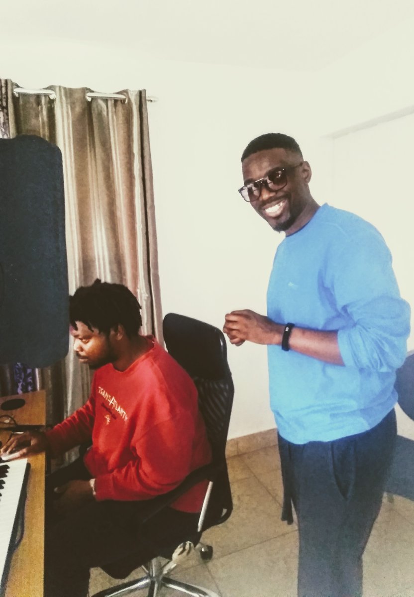 lyndatwilight's tweet photo. "Cooking something good" vibes. Making music, and devouring pizza.
#workplay with @LouieVanWolf and @TheMeisterSA https://t.co/rU6nJFeJHe
