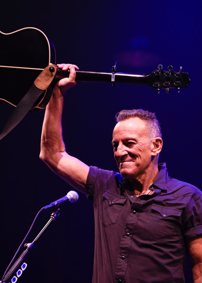 backstreetsmag's tweet photo. Tonight, @springsteen returns to the St. James stage for the final week of #SpringsteenBroadway performances, with just five shows left — the 2021 run closes this Saturday, 9/4! Photograph by PJay Plutzer, 8/25. https://t.co/k3JwgwY7Pr