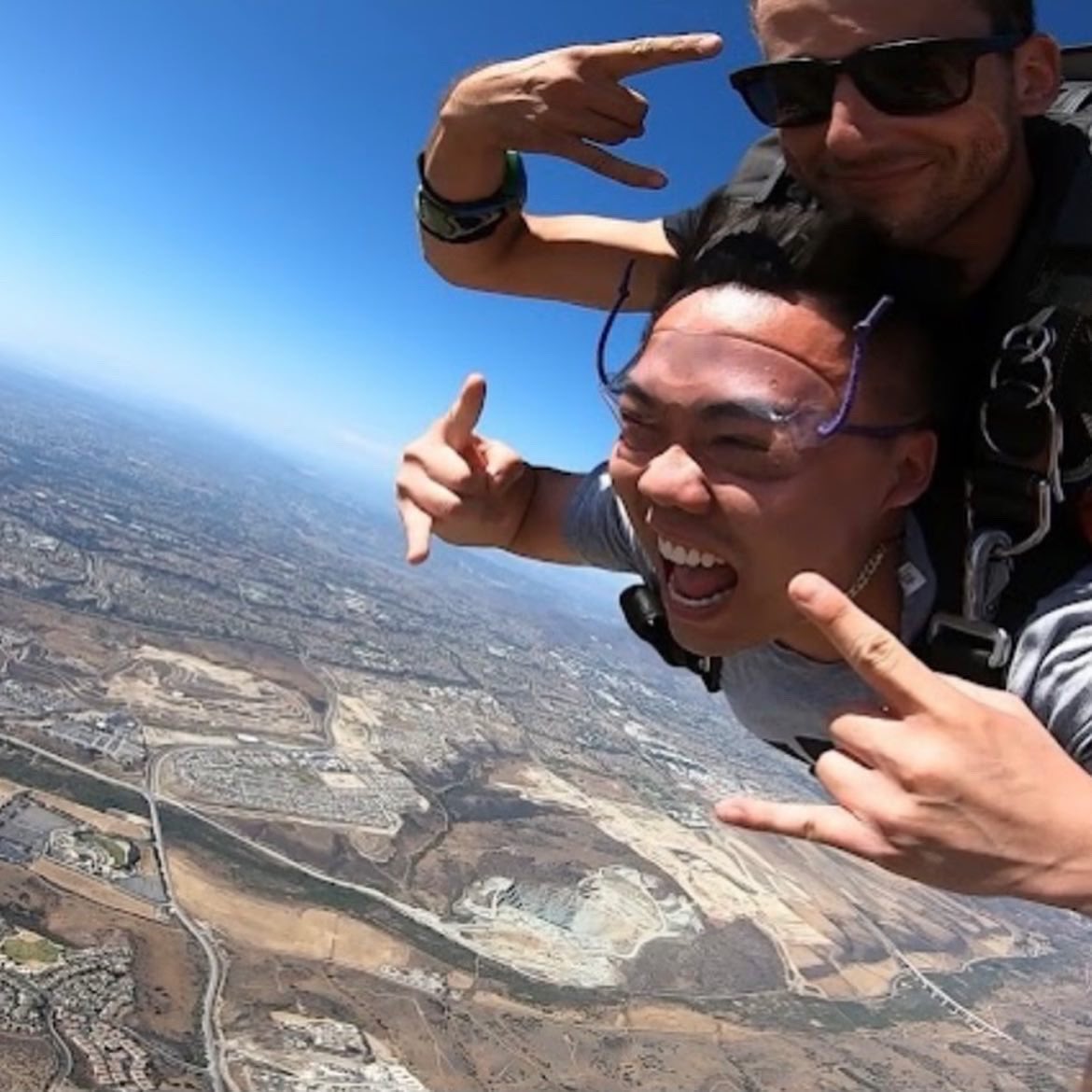sd_checklist's tweet image. The thrill of a lifetime! Experience the amazing world of Skydiving off the San Diego Coastline. Feel the adrenaline rush while free falling 120mph with scenic views of Coronado Island, Downtown San Diego, and all the San Diego Beaches. Dm for more info! #Skydiving #Sandiego