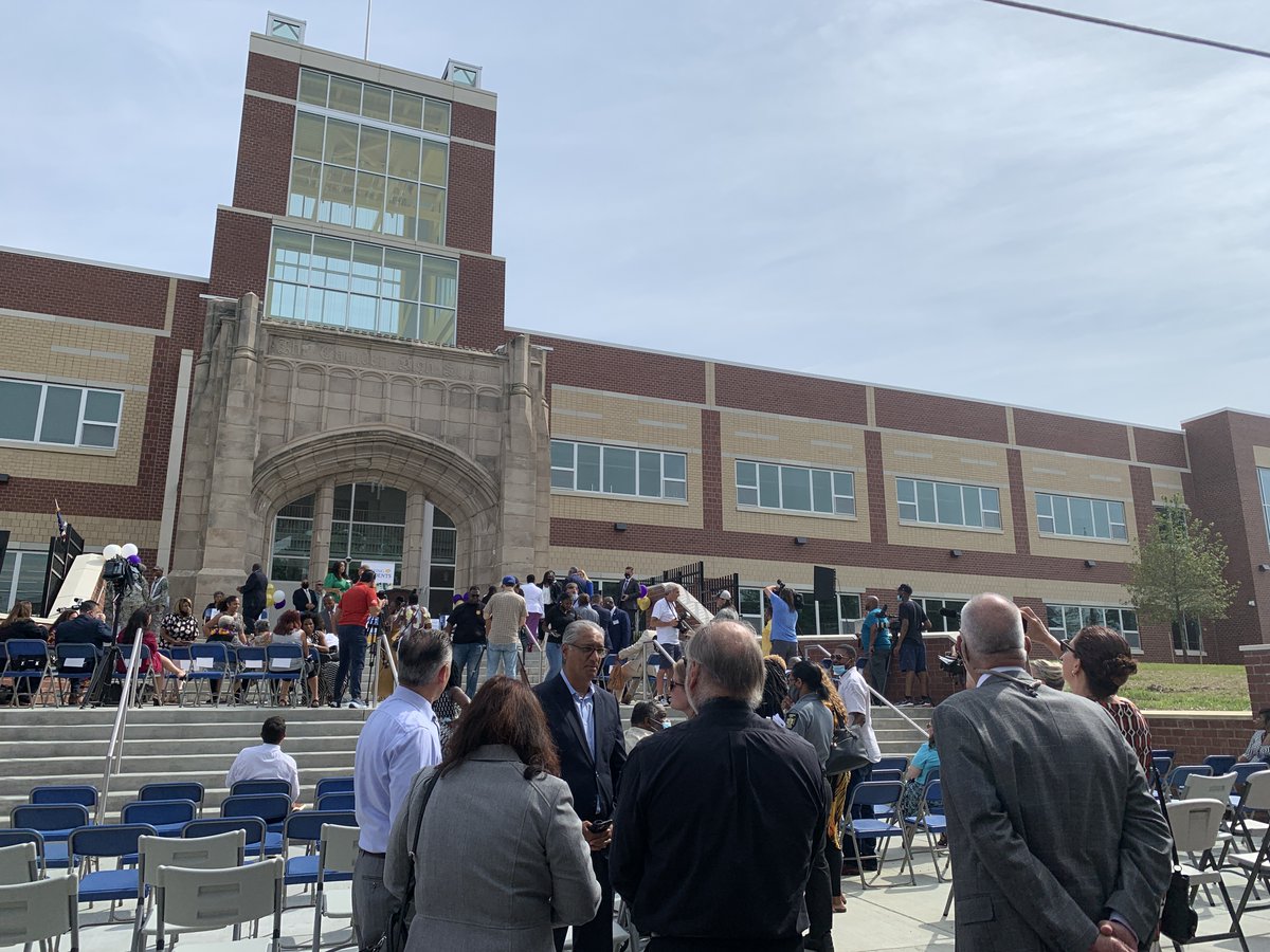 DIGroupArch's tweet image. You want The High? You got The High! ✂️

The sun was shining and the crowd was beaming for this morning&apos;s official #ribboncutting at the brand new @CamdenHigh_NJ! 

#CamdenHS #CamdenHighSchool
