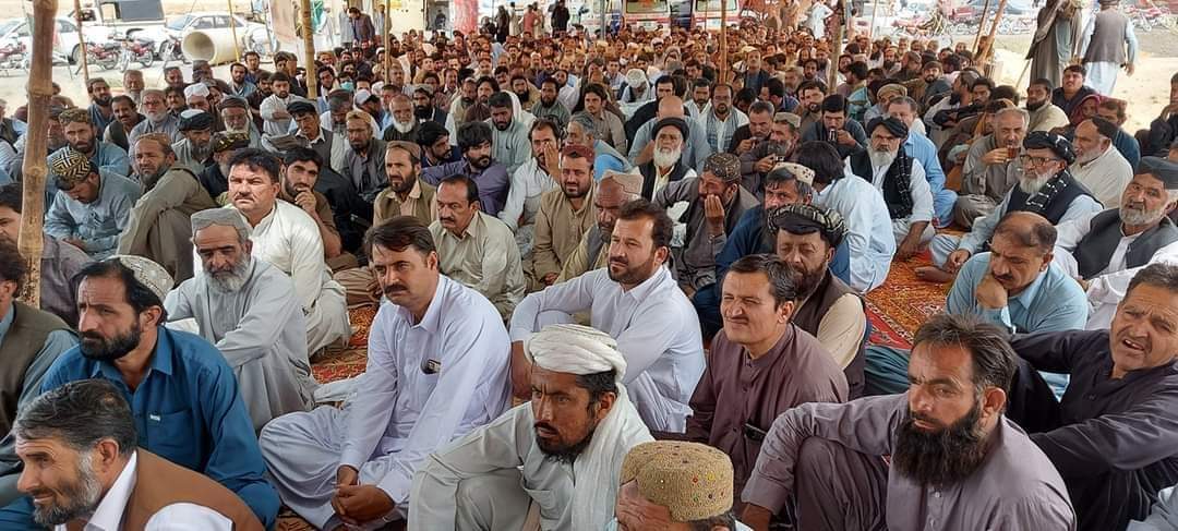 Jaffar_Journo's tweet photo. The Ziarat Cross sit-in has entered its 7th day, a tense stand-off b/w protesters &amp; govt officials continue, bereaved families &amp; sit-in participant are demanding the removal of FC from Zairat &amp; Harnai whereas @MeerLangau said FC removal z not under his jurisdiction.
#ZairatSitIn https://t.co/54RiMEp1TE