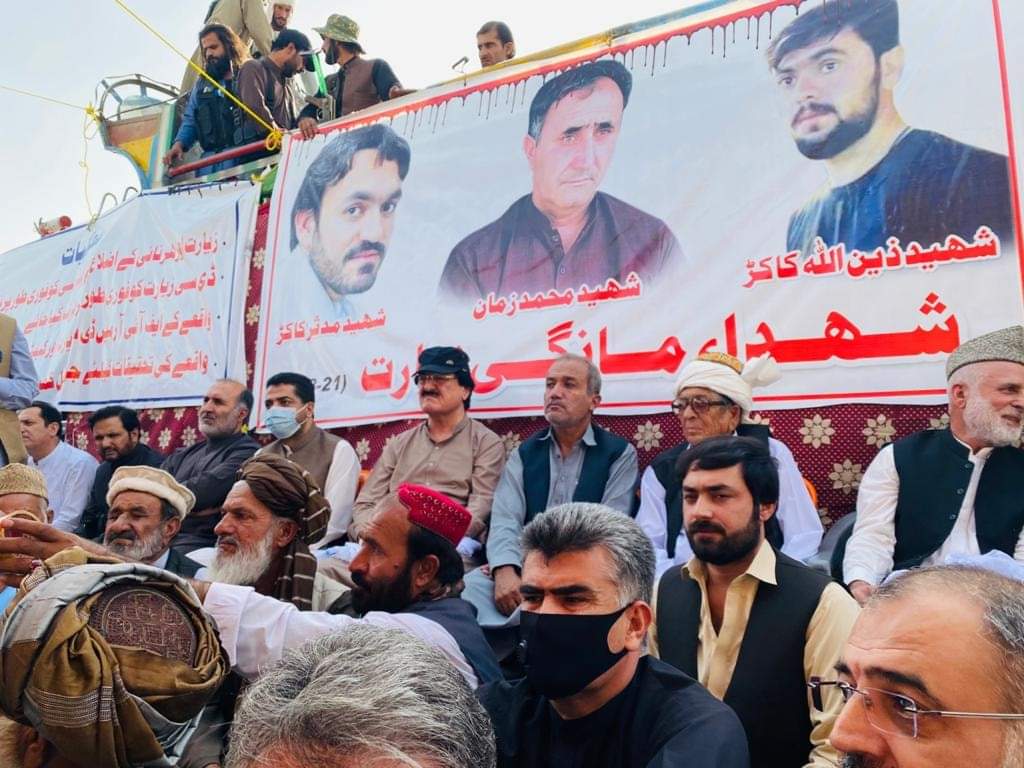 Jaffar_Journo's tweet photo. The Ziarat Cross sit-in has entered its 7th day, a tense stand-off b/w protesters &amp; govt officials continue, bereaved families &amp; sit-in participant are demanding the removal of FC from Zairat &amp; Harnai whereas @MeerLangau said FC removal z not under his jurisdiction.
#ZairatSitIn https://t.co/54RiMEp1TE