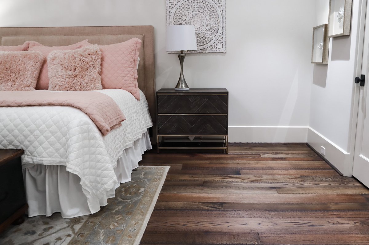 Eutree's tweet photo. Our mixed width white oak skip sawn floors in Sable from our #forestfree collection adds the right touch of warmth and dimension to this beautifully designed bedroom space.
📸: @lulus_photography 
#hardwoodfloors #woodfloors #woodflooring #customfloors #sustainablewood #urbanwood https://t.co/WrZZlyEn5j