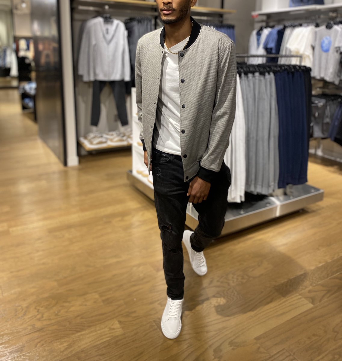 KoleKuyk's tweet photo. @Moniebriated Meeting reps from @express HQ🙌🏾 Big blessed to build with them as a brand.
A surreal moment for sure!

You can shop this look and others styled by me thru my link in bio❗️
#expressstyleeditor #expresspartner #expressstylepartner #august2021 https://t.co/7vTcEU41bi
