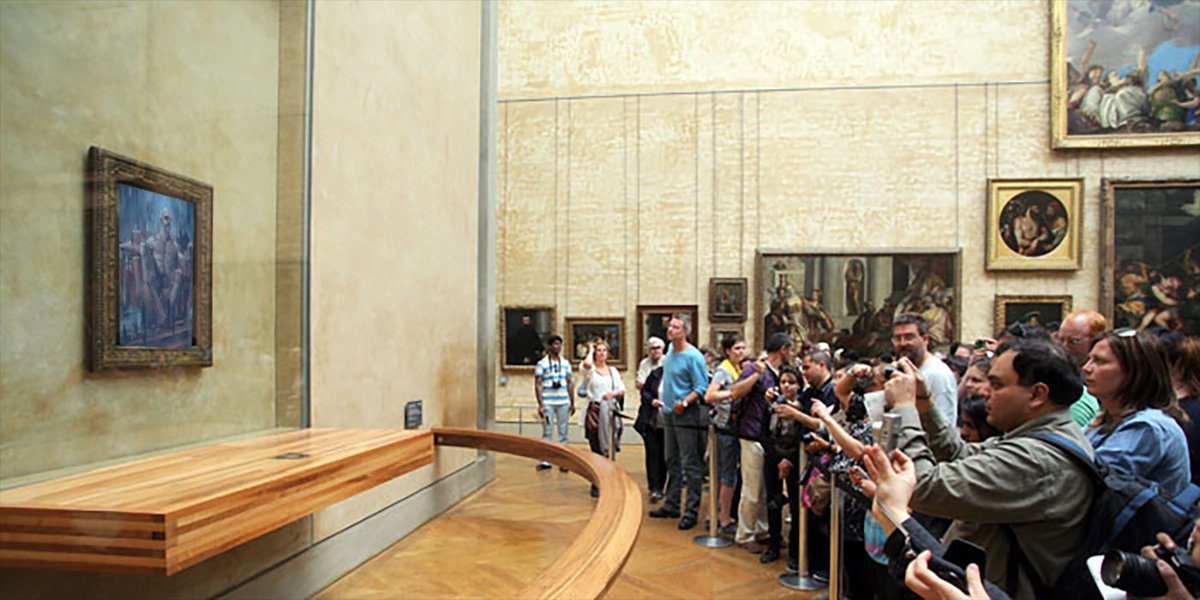 sharr2112's tweet photo. @FanOfMeat That thing gets around. Big crowd at The Louvre today https://t.co/1sGidguhBy