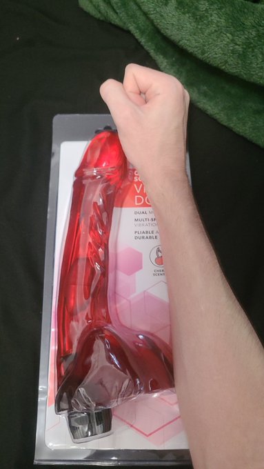 One of the toys I bought is way to big lmfao https://t.co/uILGBzA23N