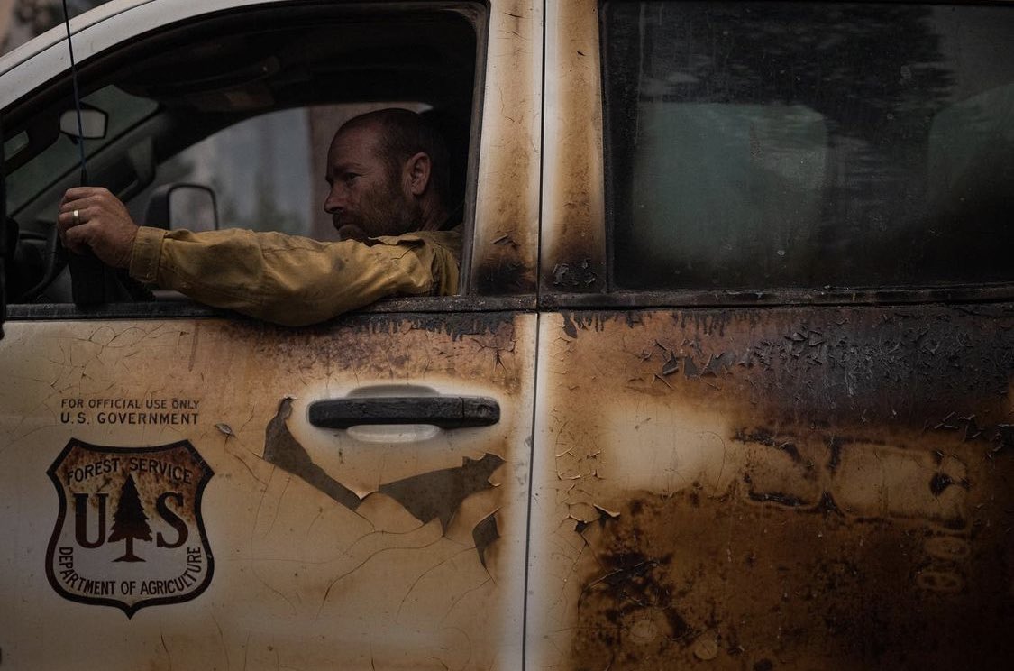 This is my brother, Glen. He's a veteran USFS firefighter working the #CaldorFire in California. His truck—and his crew—are damaged, but they're somehow still hanging on.

📸: Max Whittaker, NYT